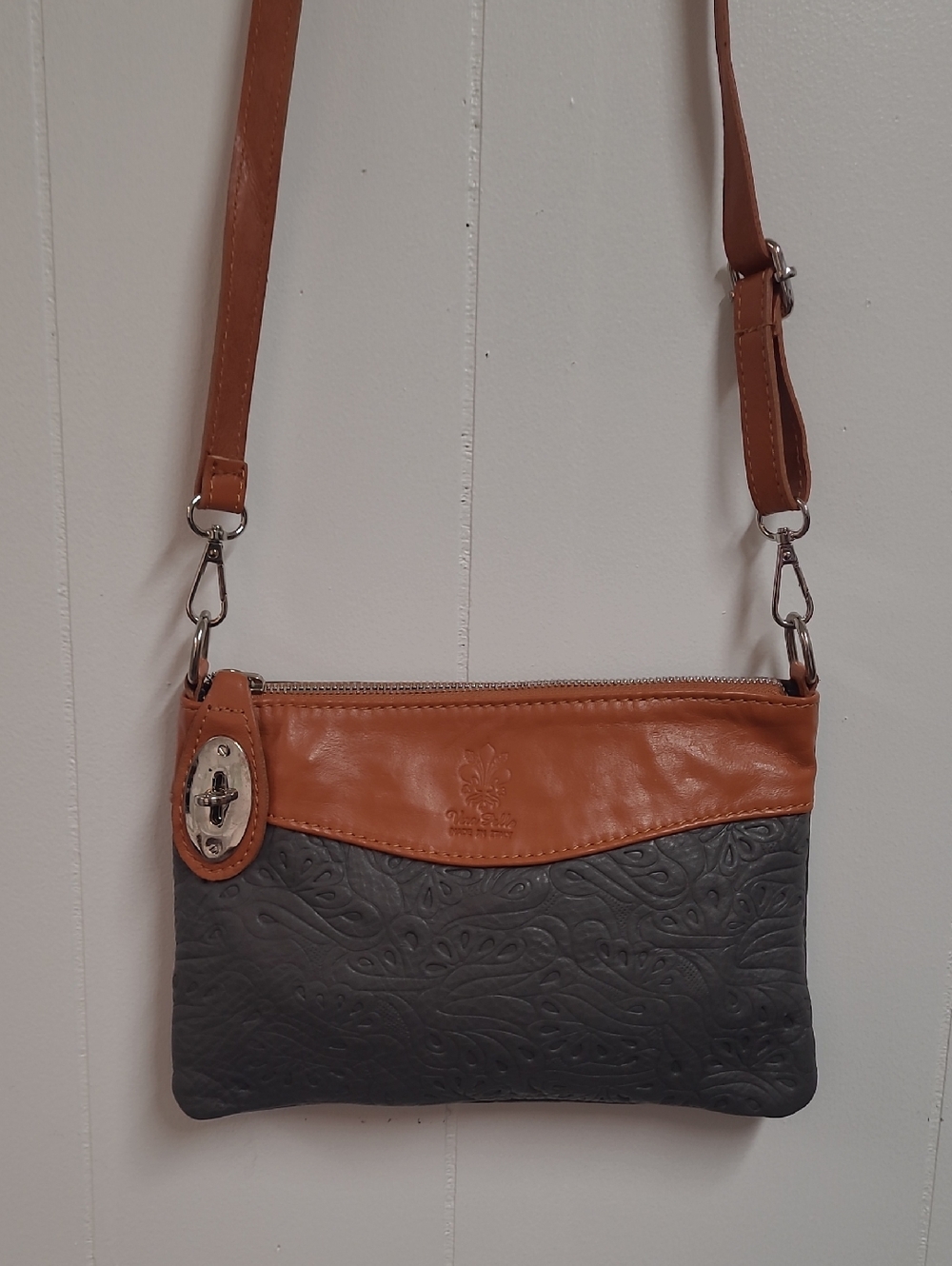 Travel Crossbody Vera Pelle Two-Tone Leather Embossed Bag Zipper and Latch Close